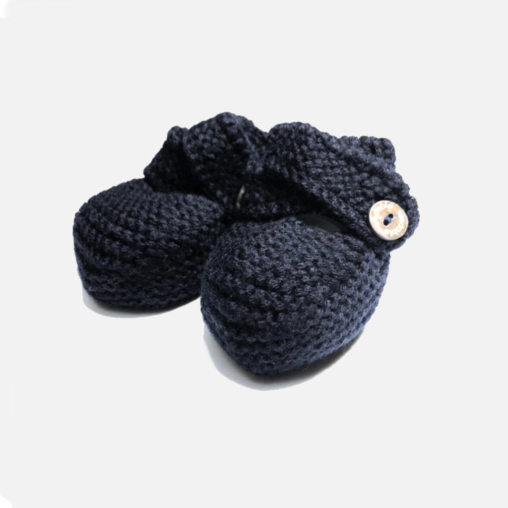 Babystrickschuhe mit Knöpfen in dunkelblau von wedoble auf gukys.com