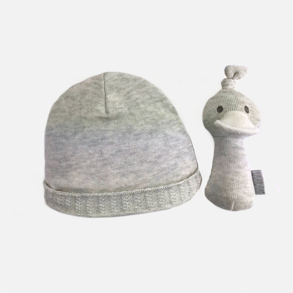 Geschenkbox gestrickte Mütze mit Enten Rassel in Grau